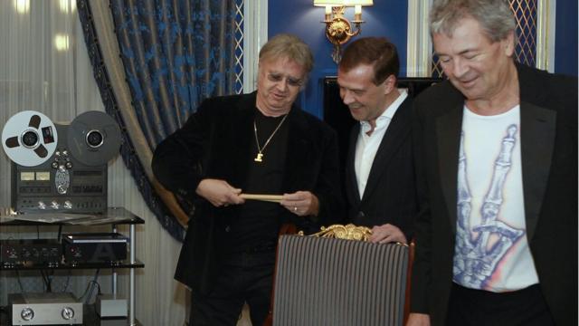 На встрече тогдашнего президента Медведева и музыкантов Deep Purple в президентской резиденции Горки накануне московского концерта группы 23 марта 2011 г. Барабанщик Иэн Пейс дарит президенту набор барабанных палочек. Справа от Медведева - вокалист Иэн Гиллан.