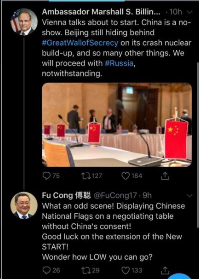 周一美国军备控制谈判负责人比林斯利在维也纳军控谈判期间在推特上发出摆拍照片，照片显示谈判室内桌上摆放着中国国旗，后面是空置的座位，强调中国缺席谈判。随后中国外交部军控司司长傅聪也在推特上反唇相讥