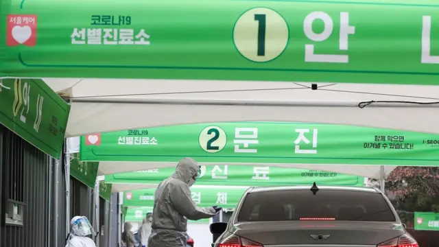 송파구 잠실 종합운동장 주경기장 앞에 환자의 조기발견을 위해 운영되고 있는 '드라이브 스루'(Drive-Thru) 방식의 '서울시 차량이동 선별진료소'