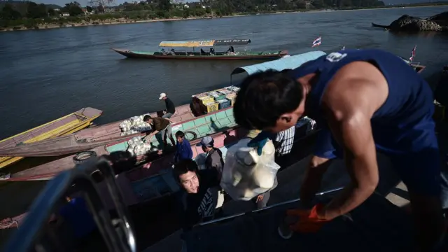 พ่อค้าจากฝั่งลาว ข้ามมาซื้อผลไม้ยังประเทศไทย เพื่อนำกลับไปขาย