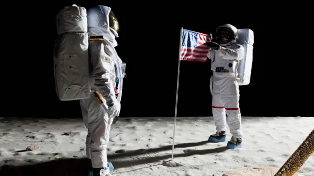 চাঁদে মানুষ