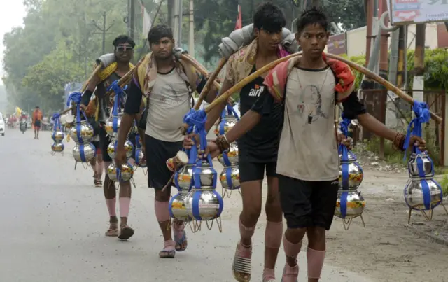 सावन के महीने में जलाभिषेक के लिए आसपास के कई राज्यों से लोग कांवड़ लेकर हरिद्वार जाते हैं 