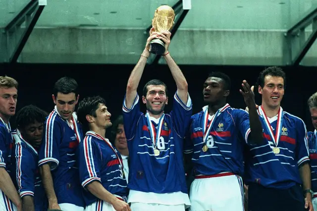 Finale de la COUPE DU MONDE DE FOOTBALL 1998 : CÉLÉBRATION DE L'ÉQUIPE DE FRANCE - Zidane, Dessailly, Blanc, PIRES, Lizarazu, Diomède et Guivarch. 