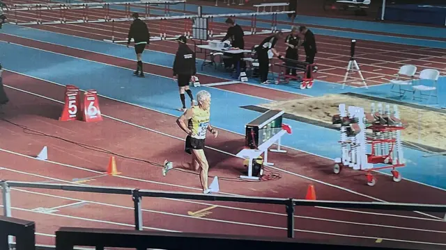 Juan correndo em pista coberta