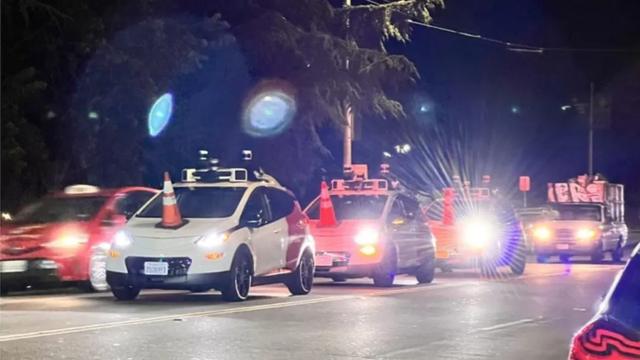 Uma fileirajogo da mega sena ate que horastáxis autônomos da Cruise com cones no capô