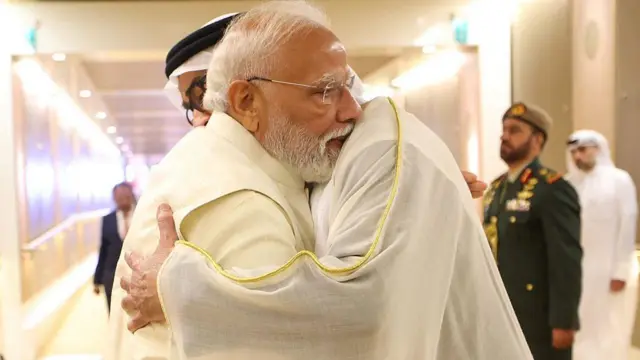 अबूधाबी में गले मिलते यूएई के राष्ट्रपति नाहयान व भारतीय पीएम मोदी.