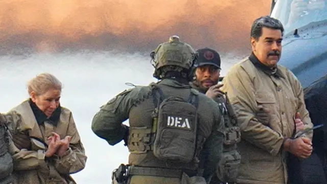 Мадуро менен жубайын сотко алып келип жаткан учур