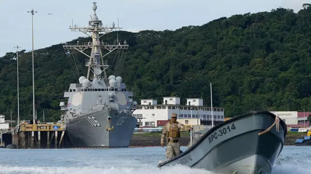 Un destructor estadounidense atracado en un puerto de Panamá