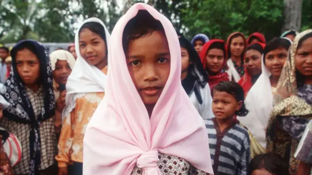 Sejumlah perempuan Aceh difoto pada Juni 1999. 