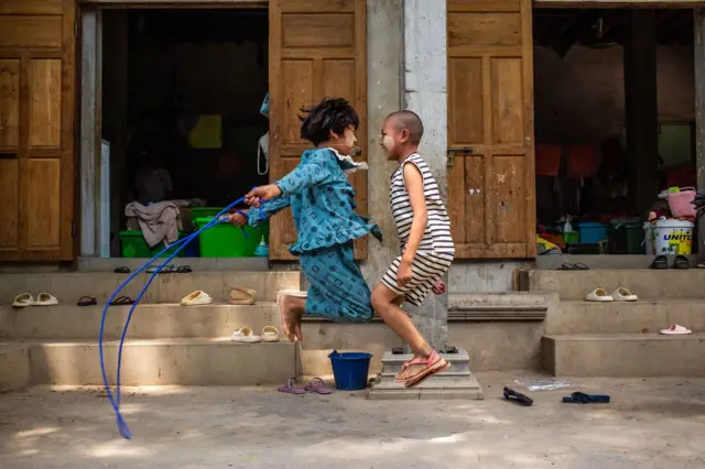 ငလျင်သင့်ဒေသက ကလေးငယ်တွေ