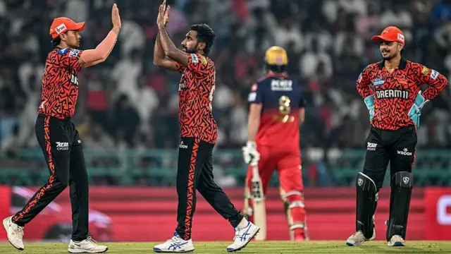 सनराइजर्स हैदराबाद के खिलाड़ी जीत के बाद जश्न मनाते हुए