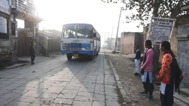 નૈનાની જીદ અને કેટલાક અન્ય લોકોના પ્રયાસથી વર્ષો બાદ ગામનાં છોકરીઓને કૉલેજ સુધી લઈ જતી બસ પહોંચવાનું શરૂ થયું