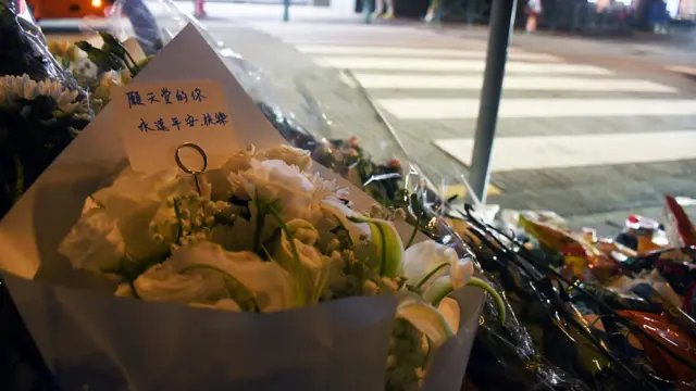 事发翌日,市民携鲜花赴现场哀悼。