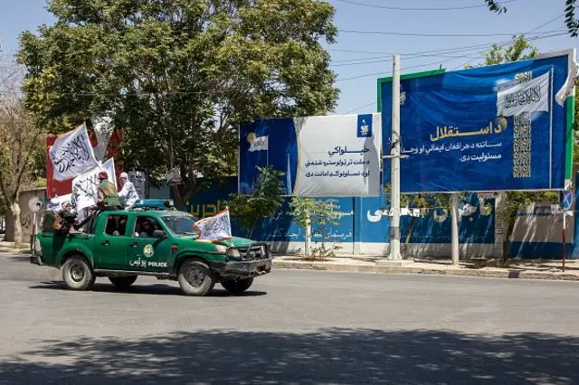 لوحههای پیامهای تبلیغاتی طالبان در کابل