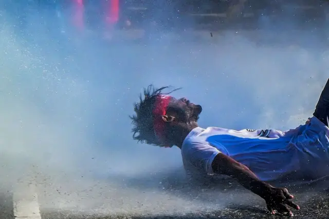 “මේ අවුරුද්දෙත් මේ විදියට නම් ආර්ථිකය ගෙනියන්න බලාපොරොත්තු වෙන්නෙ අනිවාර්යෙන් ජනතාව අප්‍රේල් මාසය වෙනකොට පාරට බහින්න ඕනේ. ''