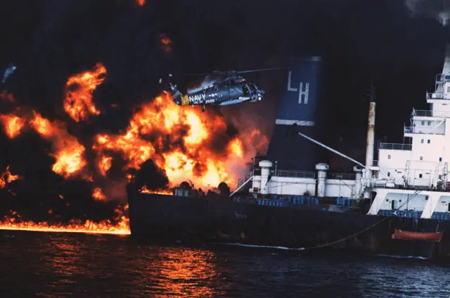 Helikopter AL AS dari kapal perang USS Chandler bergerak menyelamatkan awak kapal tanker Pivot pada perang Iran-Irak 1980-1988.