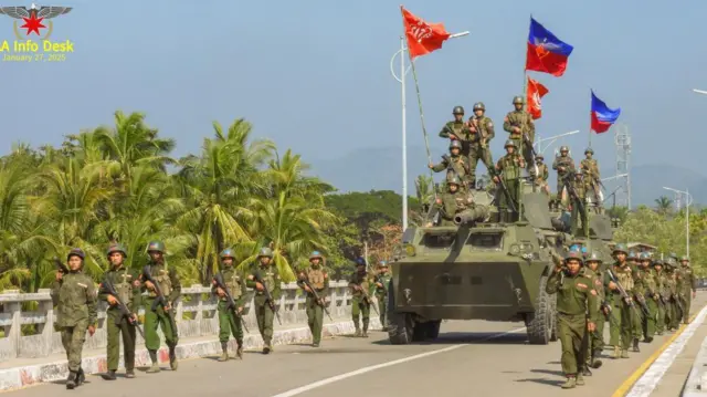 ရခိုင်ပြည်နယ်နဲ့ ဧရာဝတီတိုင်းအစပ်မှာ တွေ့ရတဲ့ အာရက္ခတပ်တော် တပ်ဖွဲ့ဝင်တွေ