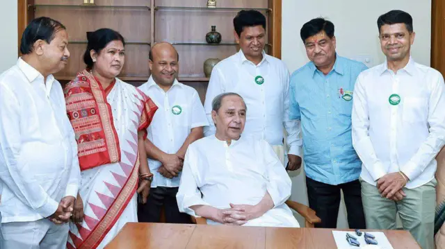 नवीन पटनायक के साथ वीके पांडियन