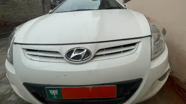 अभियुक्त कुणाल पांडे के घर के बाहर खड़ी उनकी कार