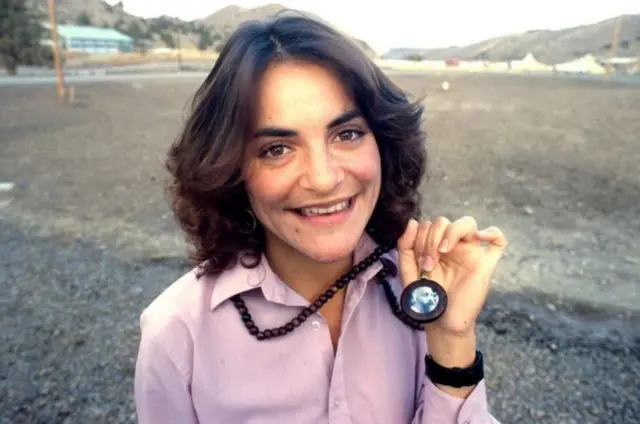 ઓશો પોતાના શિષ્યોને લાકડાની બનેલી એક માળા આપતા અને તેની અંદર એક લૉકેટ રહેતું જેમાં બંને બાજુ ઓશોની છબી રહેતી હતી