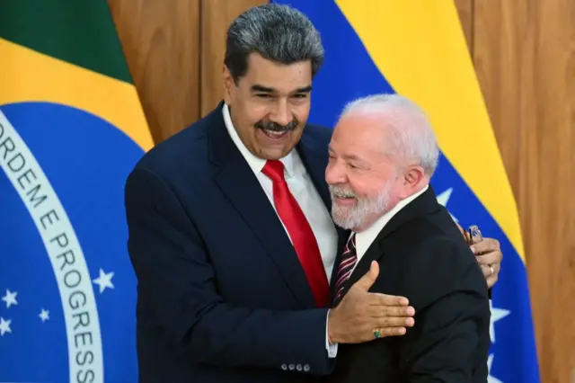 Maduro y Lula se abrazan sonrientes en una imagen de mayo del 23.
