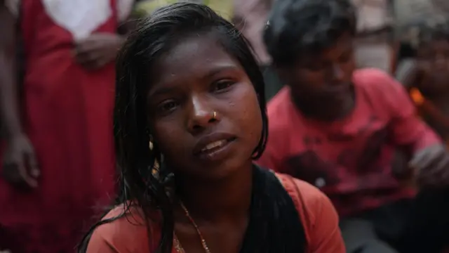 खुशबू के पिता और भाई को कर्ज़ की किस्त चुकाने के लिए छत्तीसगढ़ जाना पड़ा था