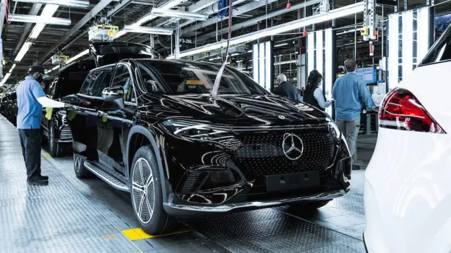 خط تولید شاسی‌بلند الکتریکی EQS در کارخانه مرسدس-بنز در آمریکا