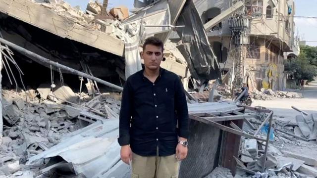 Abdelhakim próximo às ruínas da casa dele no campoaposta sistema sportingbetrefugiadosaposta sistema sportingbetAl Bureij, no centroaposta sistema sportingbetGaza