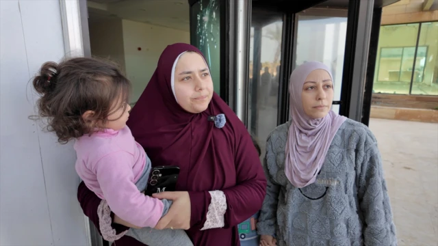 امرأتان تتحدثان إلى مراسلة بي بي سي عن معاناتهن بعد انهيار المبنى الذي كانتا تعيشان فيه.