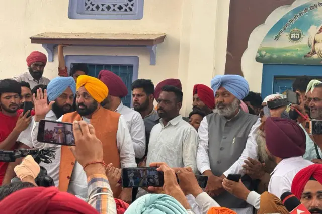 ਪੰਜਾਬ ਦੇ ਮੁੱਖ ਮੰਤਰੀ ਵੀ ਕੁਝ ਦਿਨ ਪਹਿਲਾਂ ਉਸੇ ਧਰਮਸ਼ਾਲਾ ਵਿੱਚ ਪਿੰਡ ਵਾਲਿਆਂ ਨੂੰ ਮਿਲੇ ਜਿਸ ਵਿੱਚ ਸੁਖਬੀਰ ਬਾਦਲ ਪਹੁੰਚੇ ਸਨ