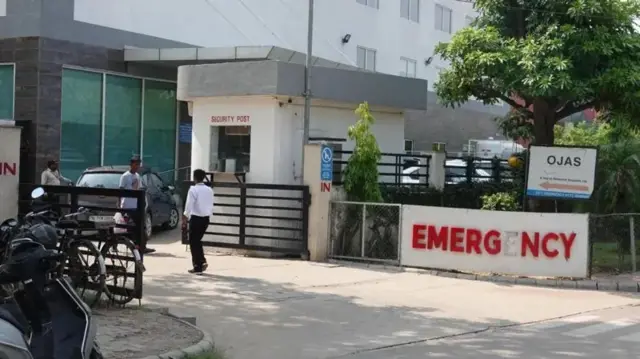 পরিবারের সদস্যদের হাসপাতালে নিয়ে যাওয়া হলে তাদের মৃত বলে ঘোষণা করা হয়