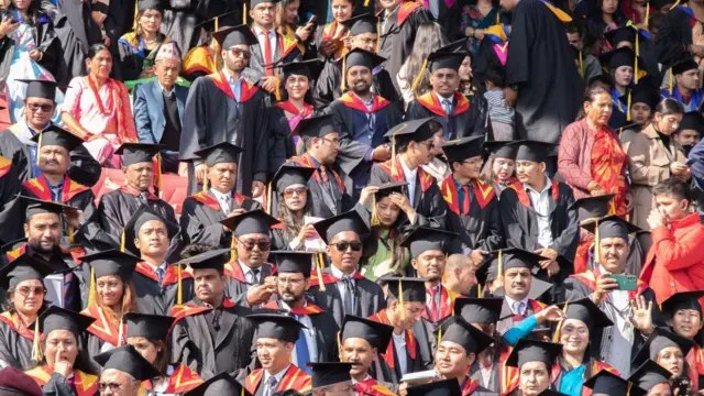 त्रिभुवन विश्वविद्यालयको दीक्षान्त समारोहमा सहभागी विद्यार्थीहरू 