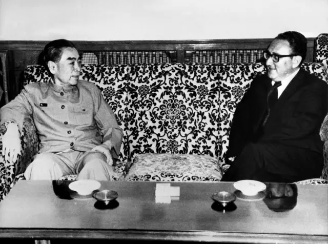 জুলাই ১৯৭১এ বেইজিংএ প্রধানমন্ত্রী চৌ এন-লাইএর সাথে সরকারি অতিথি ভবনে বৈঠক করেন হেনরি কিসিঞ্জার 