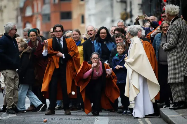 İngiltere'nin başkenti Londra'da bulunan St Bride's Kilisesi'nde Pazar sabahı düzenlenen Paskalya ayininin ardından insanlar yumurta yuvarlama etkinliğine katıldı.