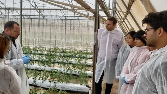 नेपाली विद्यार्थीले काम सिकिरहेको स्थानमा नेपाली राजदूतको अवलोकन (फाइल तस्बिर)