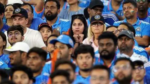 मैच देखने के लिए पहुंचे लोग