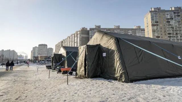 Большие утепленные палатки на одной из заснеженных улиц в Киеве
