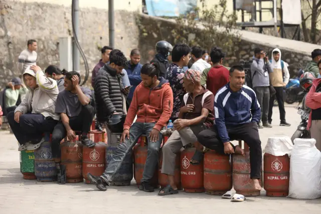 आधा सिलिन्डर ग्यास बिक्री गर्न सुरु भएसँगै शुक्रवार टेकुस्थित निगमको कार्यालय पुगेका उपभोक्ता