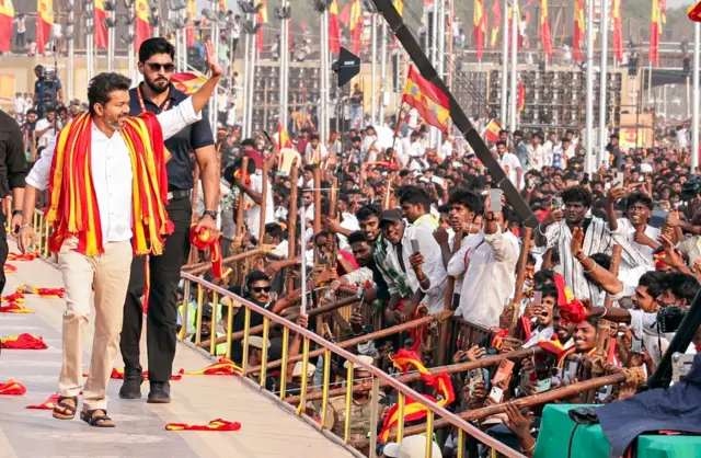 रविवारी झालेल्या टीवीकेच्या पहिल्याच जनसभेसाठी लोक शनिवार संध्याकाळपासूनच जमा होत होते.