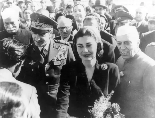 1956 ਵਿੱਚ ਈਰਾਨ ਦੇ ਤਤਕਾਲੀਨ ਸ਼ਾਹ ਅਤੇ ਕਵੀਨ ਸੋਰੇਆ ਦਾ ਦਿੱਲੀ ਵਿੱਚ ਸਵਾਗਤ ਕਰਦੇ ਹੋਏ ਸਾਬਕਾ ਪ੍ਰਧਾਨ ਮੰਤਰੀ ਜਵਾਹਰਲਾਲ ਨਹਿਰੂ