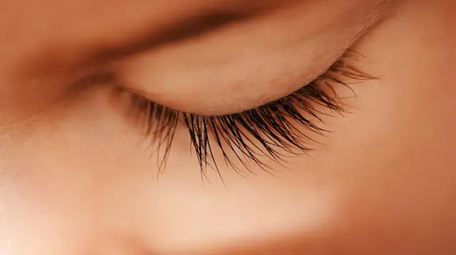 फ़्थिरियासिस पैल्पेब्रारम के लक्षण- आंखों में दर्द, आंखों में लगातार खुजली और नींद न आना 