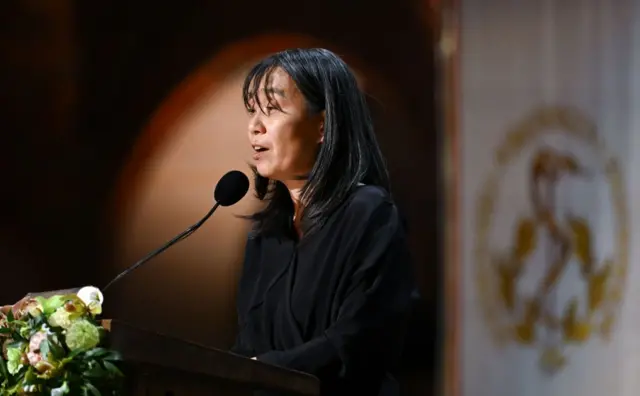 Han Kang discursa ao microfone na cerimônia do Prêmio Nobelcomo ver minha aposta no pixbetLiteratura 