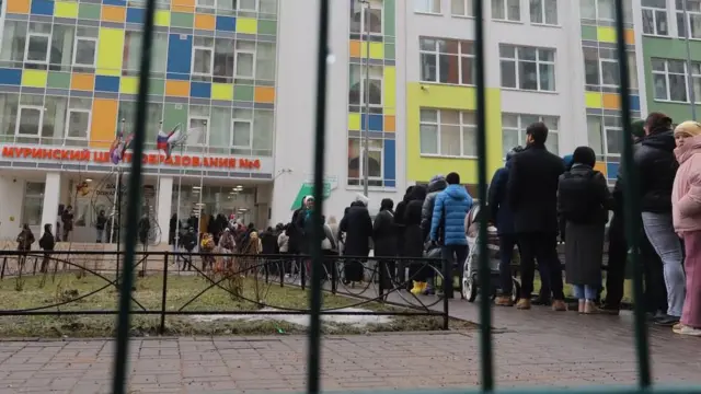 Очередь возле участка в Петербургском Мурино