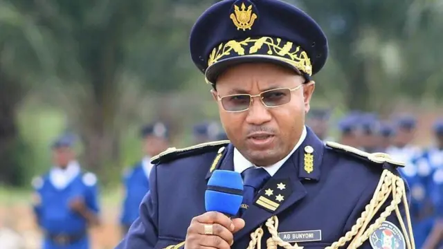 Gen Alain Guillaume Bunyoni yahoze atwara igipolisi c'Uburundi inyuma aba umushikiranganji wa mbere