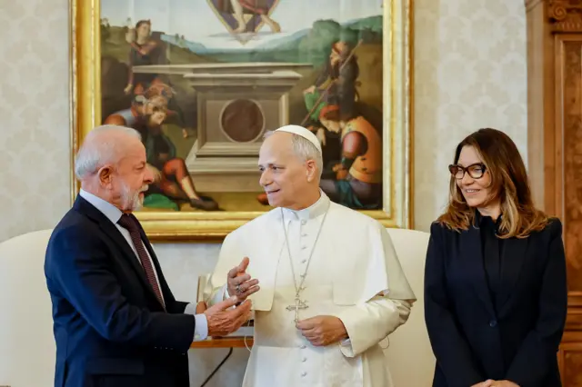 Lula ao lado de papa Leão XIV e a primeira-dama, Janja