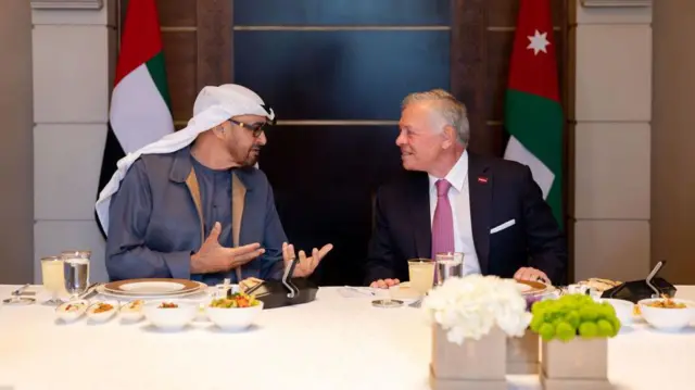 محمد بن زايد (يسار) وملك الأردن. أرشيف