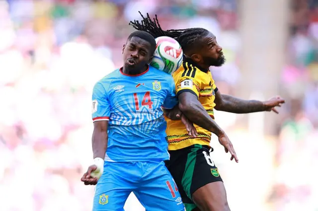 Noah Sadiki wa RD Congo na Kasey Palmber wa Jamaica bahatanira umupira