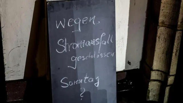 Напис німецькою "Зачинено через відключення електрики" 