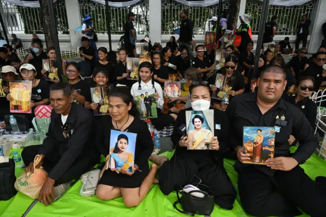 ประชาชนจับจองพื้นที่ตั้งแต่ช่วงเช้าเพื่อรับเสด็จขบวนพระบรมศพ พระบรมราชชนนีพันปีหลวง เข้าสู่พระบรมหาราชวัง ซึ่งจะเริ่มเคลื่อนพระบรมศพจากโรงพยาบาลจุฬาฯ ในเวลาประมาณ 16:00 น.