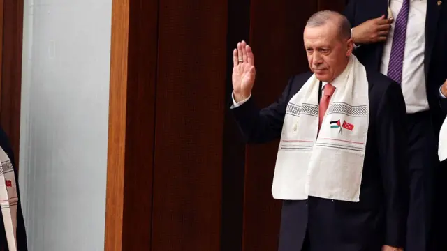 حضر الرئيس التركي رجب طيب أردوغان للاستماع إلى خطاب رئيس السلطة الفلسطينية محمود عباس في البرلمان التركي خلال جلسة استثنائية عُقدت في ١٥ أغسطس/آب ٢٠٢٤ في أنقرة، تركيا. 